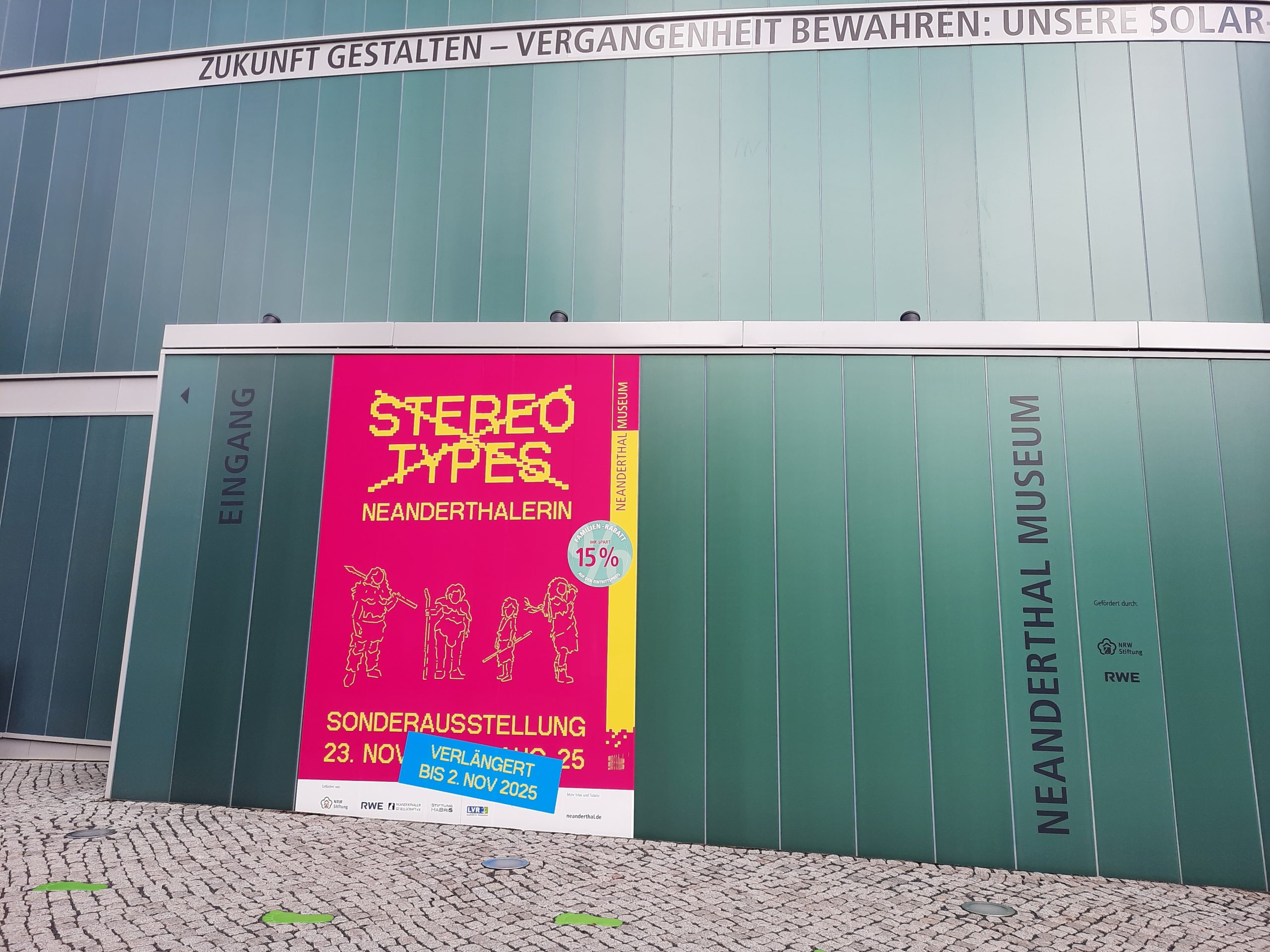 Eingang zur Ausstellung Eingang zum Neanderthalmuseum mit Plakat der Sonderausstellung